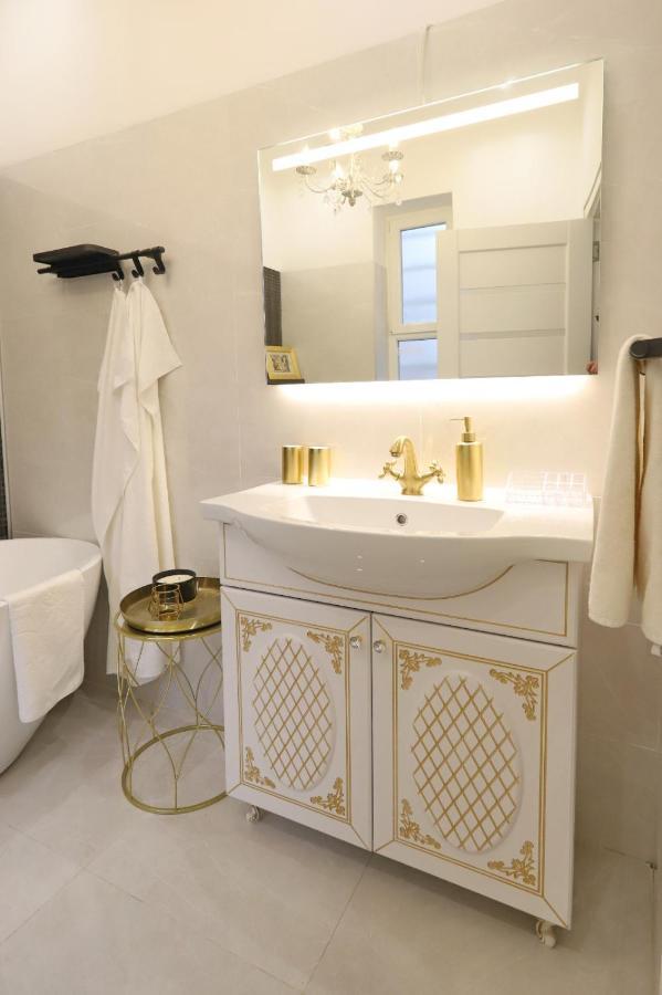 Central Luxury Apartments Oradea Bagian luar foto